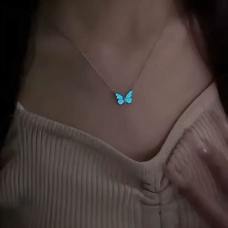 🦋 Glow-in-the-Dark Fjärilshalsband | Lys upp din unika charm 🦋