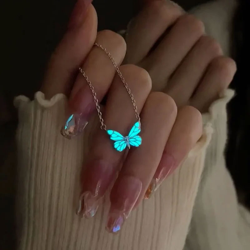 🦋 Glow-in-the-Dark Fjärilshalsband | Lys upp din unika charm 🦋