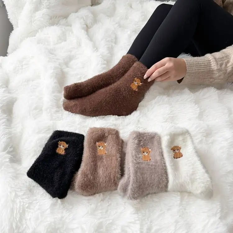 🧦Ultra-värme för kalla dagar🐮Fuzzy höglands-ko-strumpor