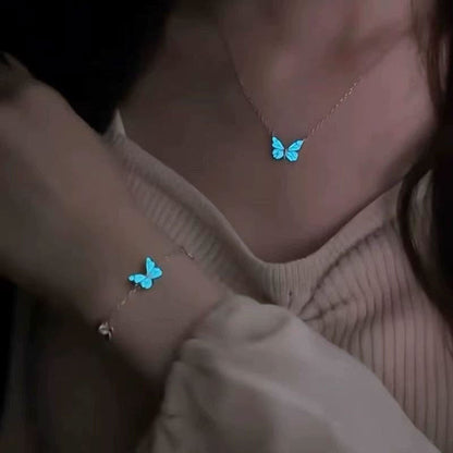 🦋 Glow-in-the-Dark Fjärilshalsband | Lys upp din unika charm 🦋