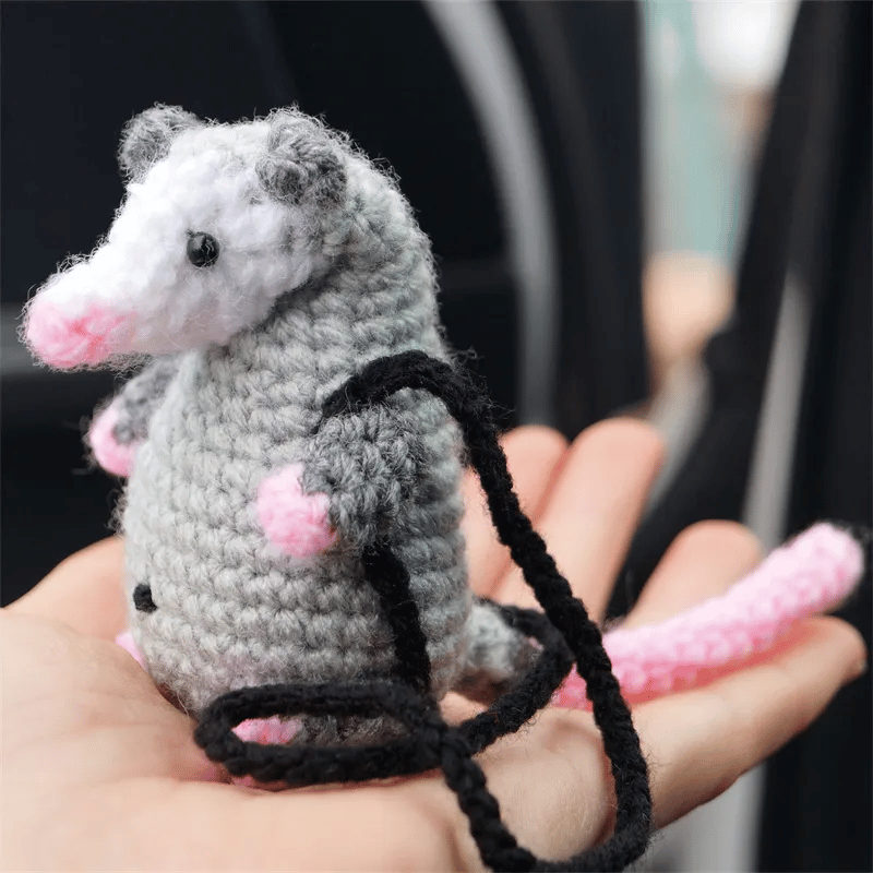🔥 SISTA DAGEN 49% RABATT - Possum Car Charm (100% handstickad)