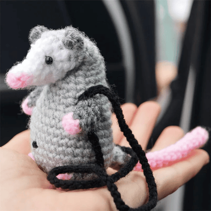🔥 SISTA DAGEN 49% RABATT - Possum Car Charm (100% handstickad)