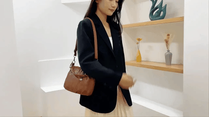 Mjuk läderväska med skrynklig design 👜✨