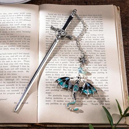 Bokmärke för fantasy-stegosaurus · Ge din läsning en touch av äventyr.