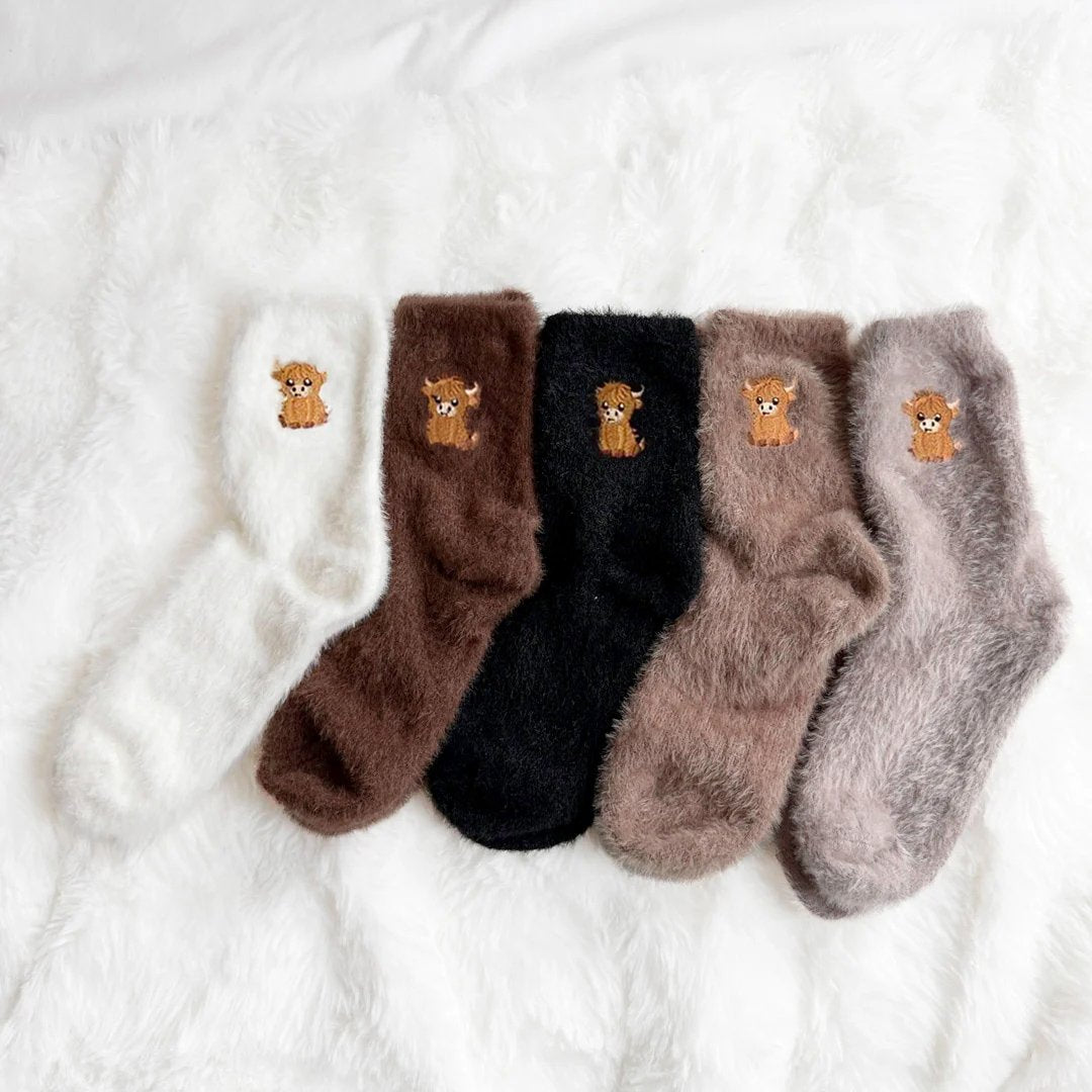 🧦Ultra-värme för kalla dagar🐮Fuzzy höglands-ko-strumpor
