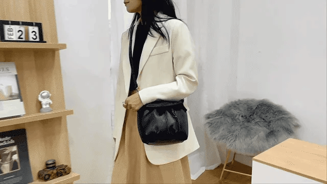 Mjuk läderväska med skrynklig design 👜✨