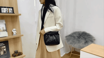 Mjuk läderväska med skrynklig design 👜✨
