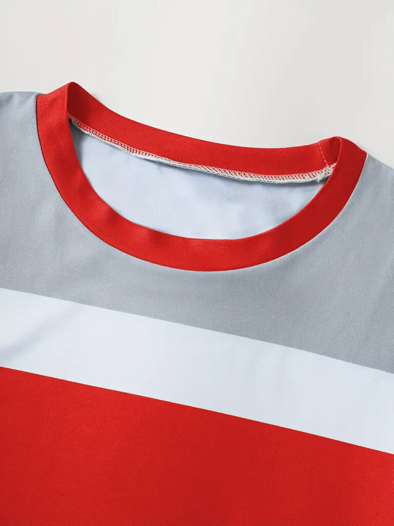 Snyggt och unikt set med randigt tryck, rundhalsad långärmad topp och långbyxor.