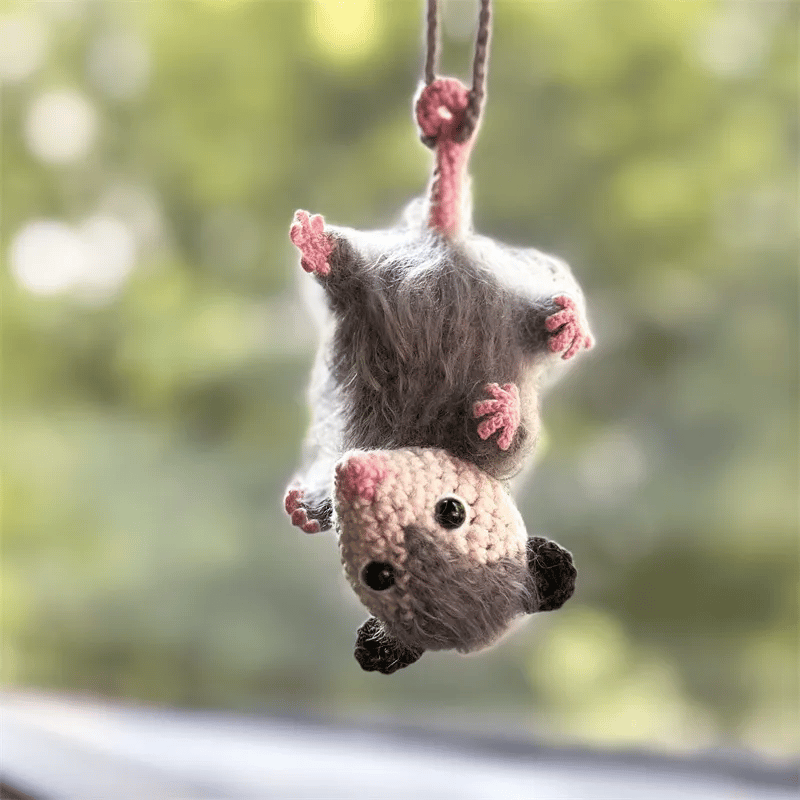 🔥 SISTA DAGEN 49% RABATT - Possum Car Charm (100% handstickad)
