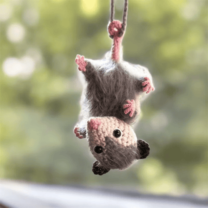 🔥 SISTA DAGEN 49% RABATT - Possum Car Charm (100% handstickad)
