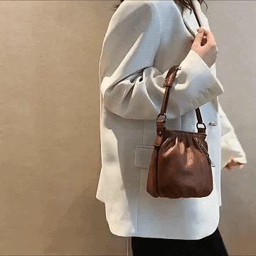 Mjuk läderväska med skrynklig design 👜✨