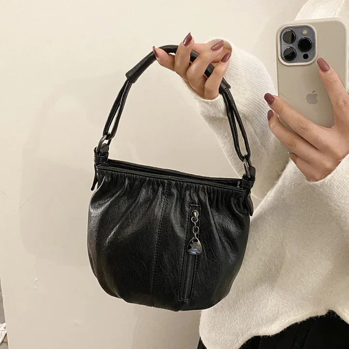 Mjuk läderväska med skrynklig design 👜✨