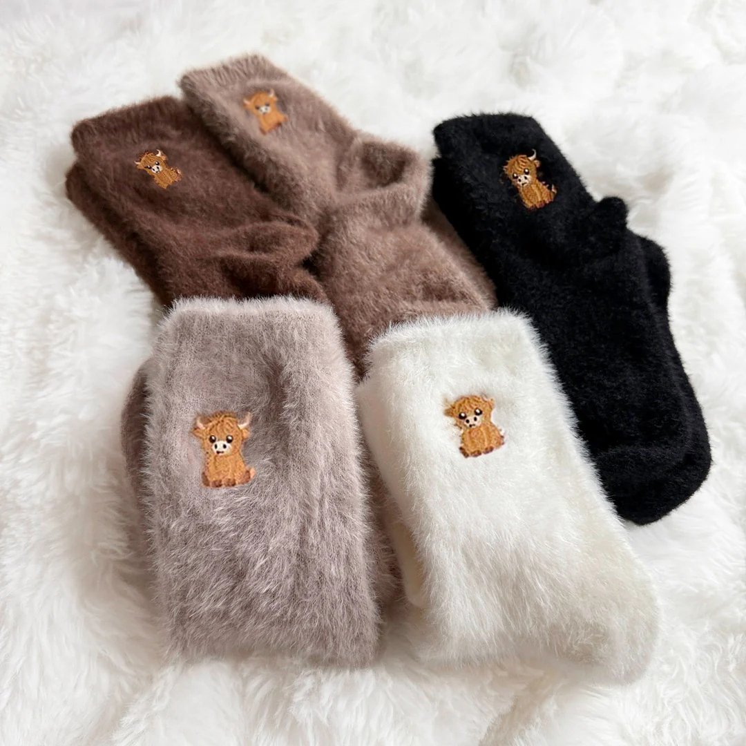 🧦Ultra-värme för kalla dagar🐮Fuzzy höglands-ko-strumpor
