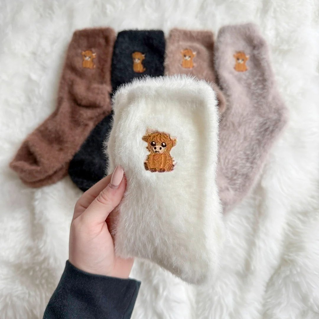 🧦Ultra-värme för kalla dagar🐮Fuzzy höglands-ko-strumpor