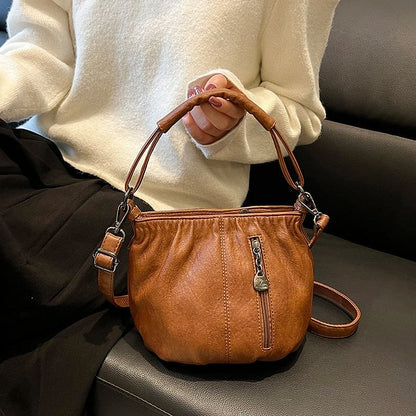 Mjuk läderväska med skrynklig design 👜✨