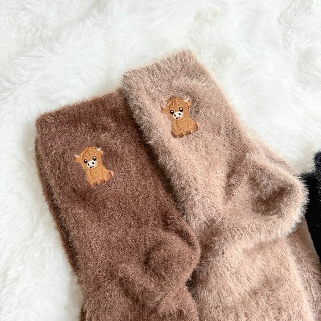 🧦Ultra-värme för kalla dagar🐮Fuzzy höglands-ko-strumpor