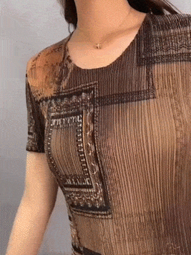 Fashionabla plisserad klänning